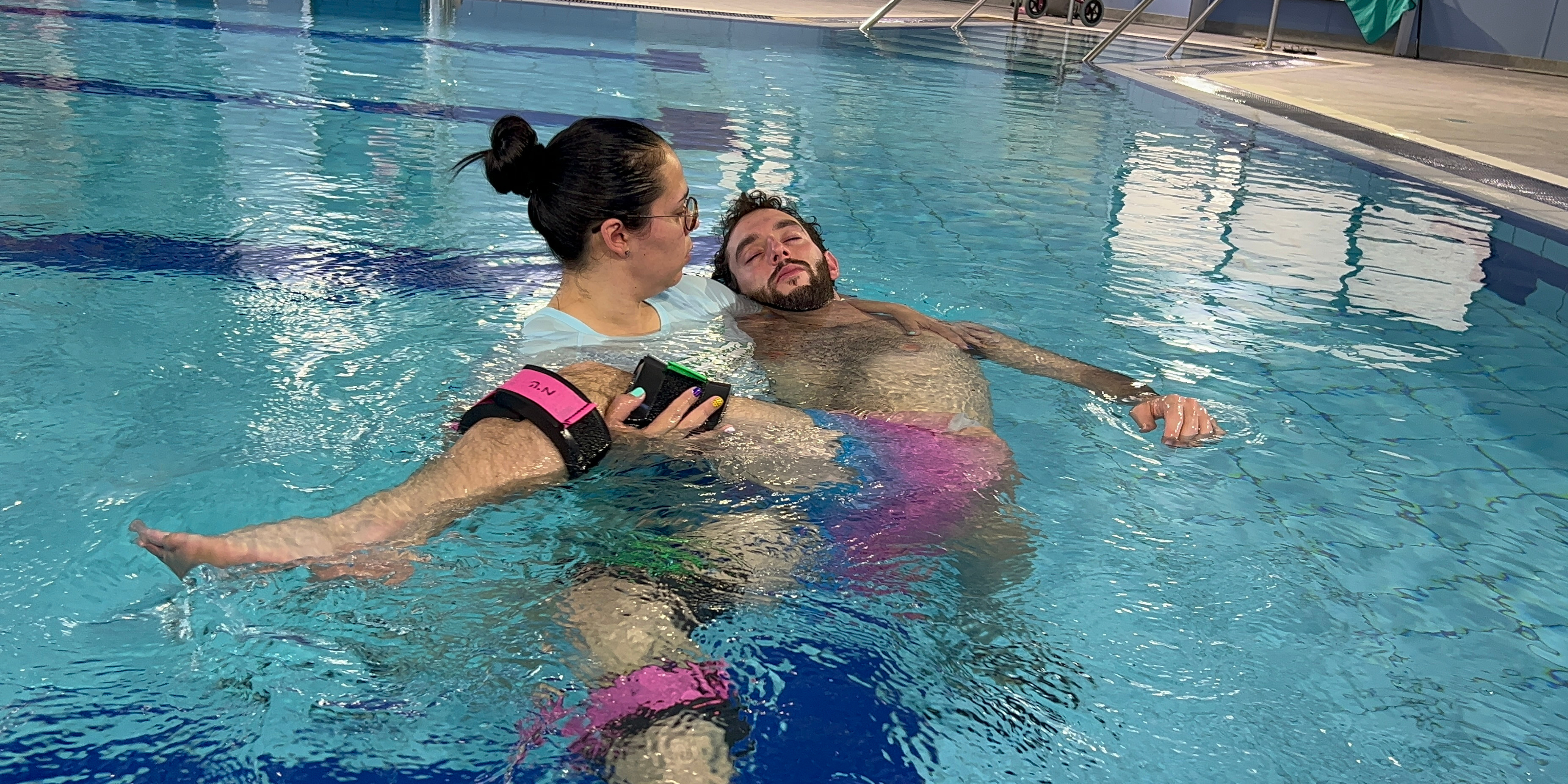 מטפלת בוואטסו עם מטופל גבר בתוך המים